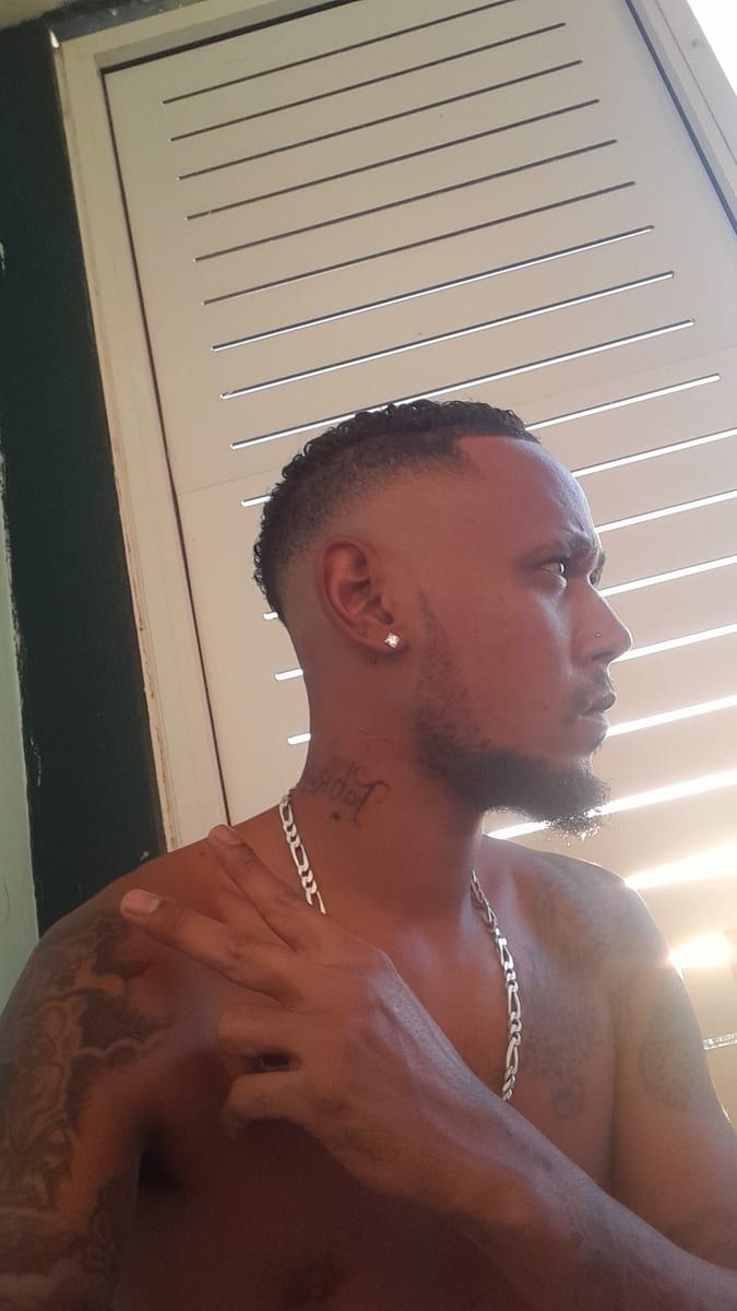 Corado - Gay fute à Rossenges Profil de Corado, 31 ans, Gay fute à Rossenges (Vaud)