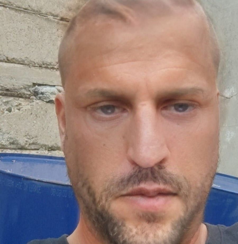 Carlo - Gay fute à Wolfenschiessen Profil de Carlo, 41 ans, Gay fute à Wolfenschiessen (Nidwald)