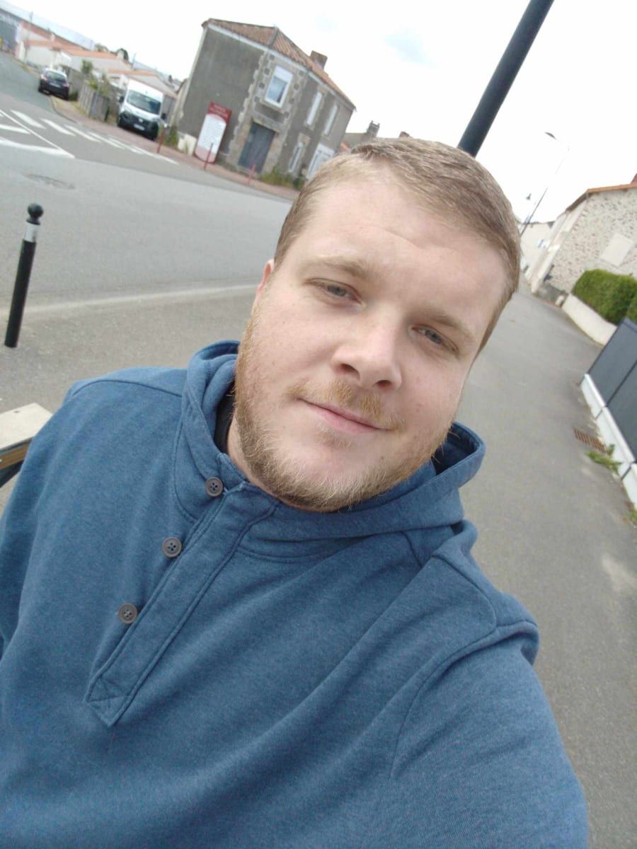 Stefanu - Gay fute à Vésenaz Profil de Stefanu, 25 ans, Gay fute à Vésenaz (Genève)
