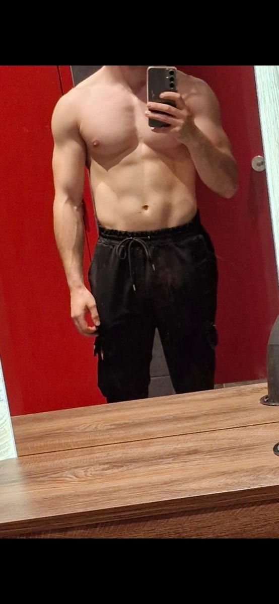 Roldan - Gay fute à Grüsch Profil de Roldan, 24 ans, Gay fute à Grüsch (Grisons)