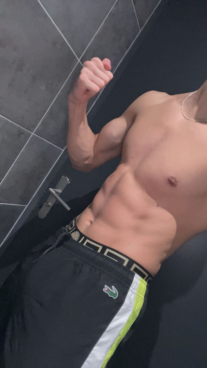 Tommaso - Gay fute à Villiers Profil de Tommaso, 45 ans, Gay fute à Villiers (Neuchâtel)