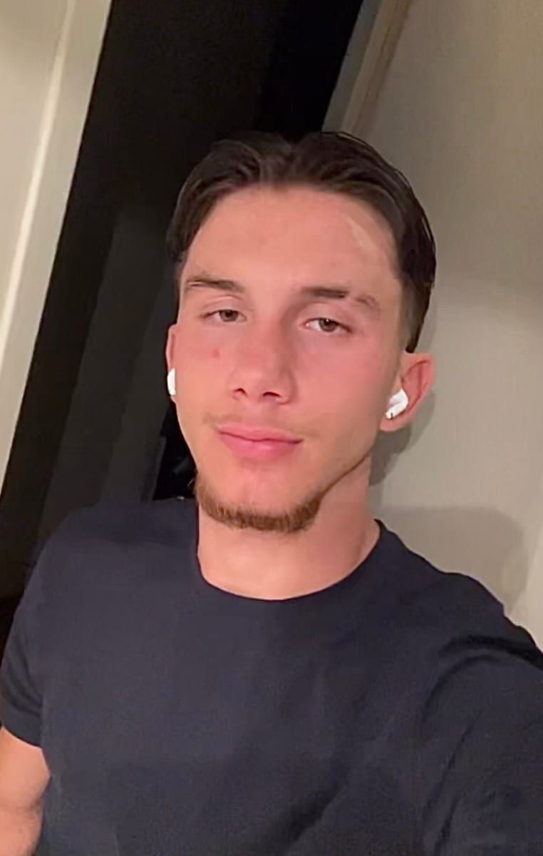 Yves-eric - Gay fute à Roggliswil Profil de Yves-eric, 27 ans, Gay fute à Roggliswil (Lucerne)