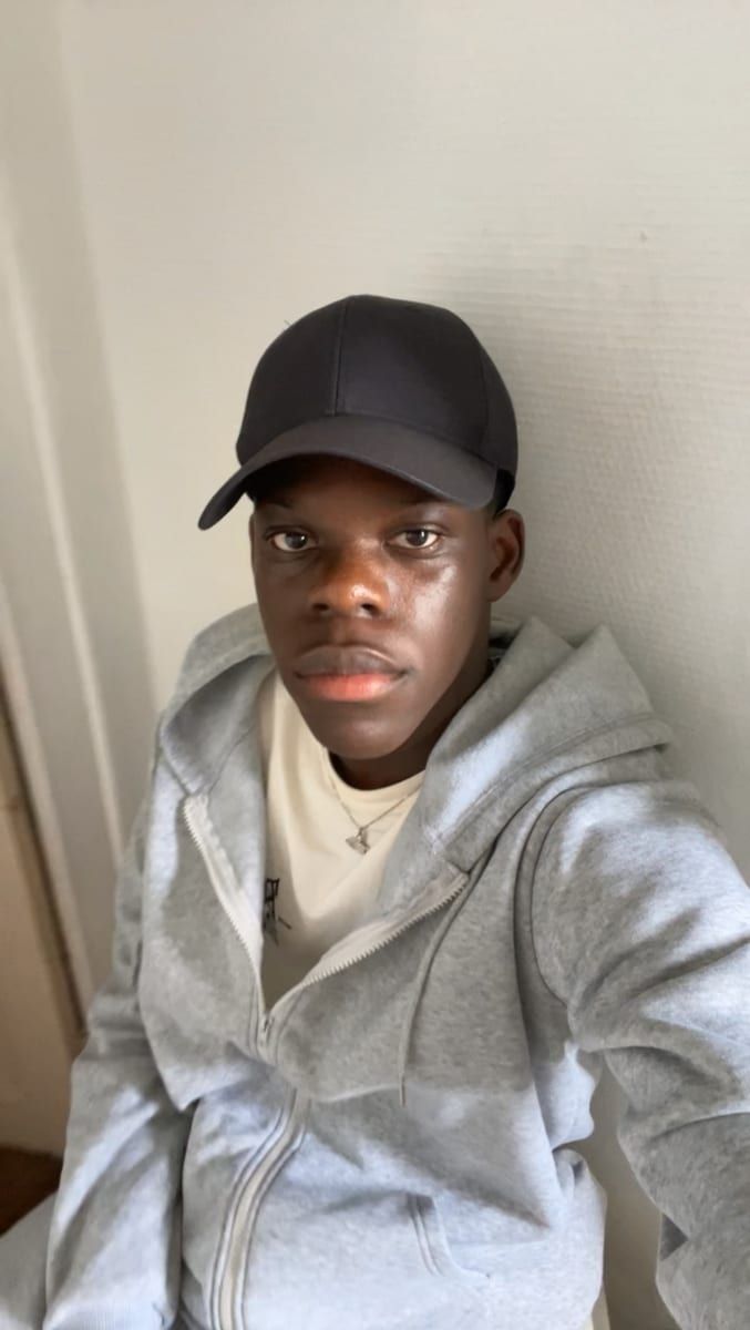 Elowan - Gay fute à Stans Profil de Elowan, 24 ans, Gay fute à Stans (Nidwald)
