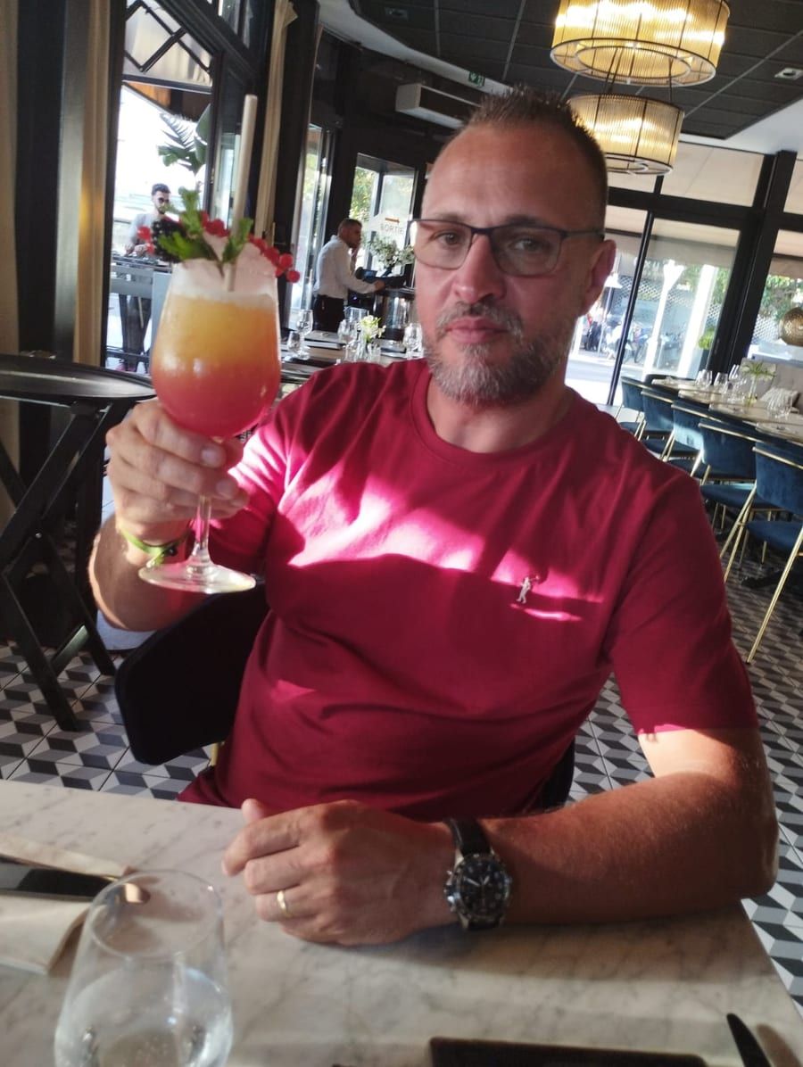 Niky - Gay fute à Zweilütschinen Profil de Niky, 27 ans, Gay fute à Zweilütschinen (Berne)