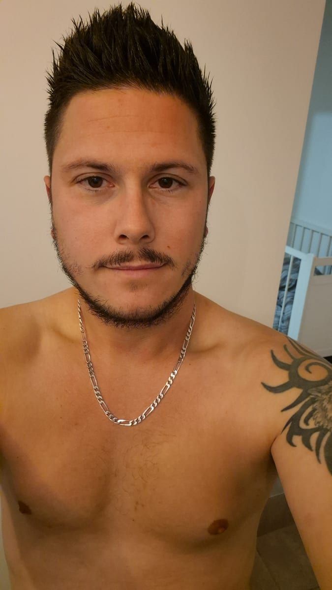 Kamel - Gay fute à Grüsch Profil de Kamel, 33 ans, Gay fute à Grüsch (Grisons)